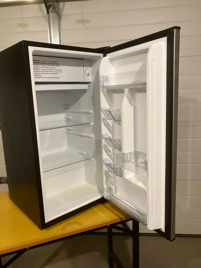 Compact refrigerator
