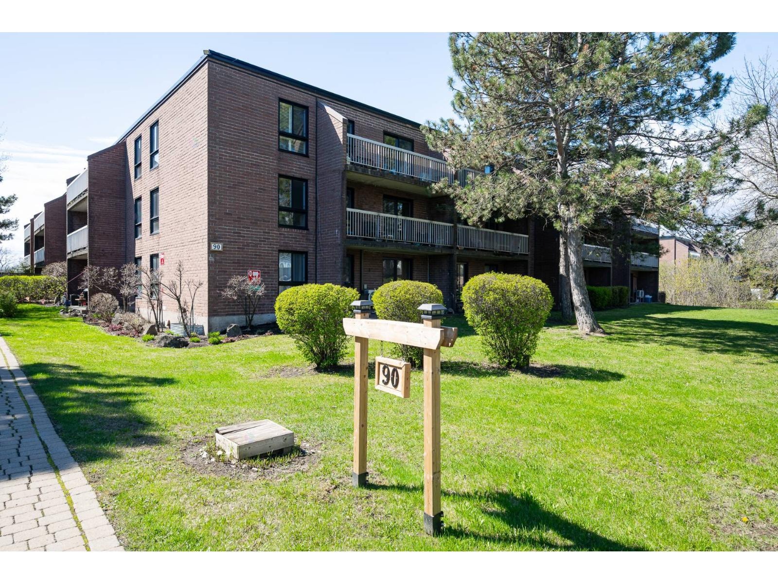 2 Bedroom Condo - 90 Crois. Elgin #205, Beaconsfield — photo 1