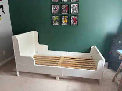 Good shape. Extensible from toddler to tween. Comes with mattress to fit the various sizes (not pict...