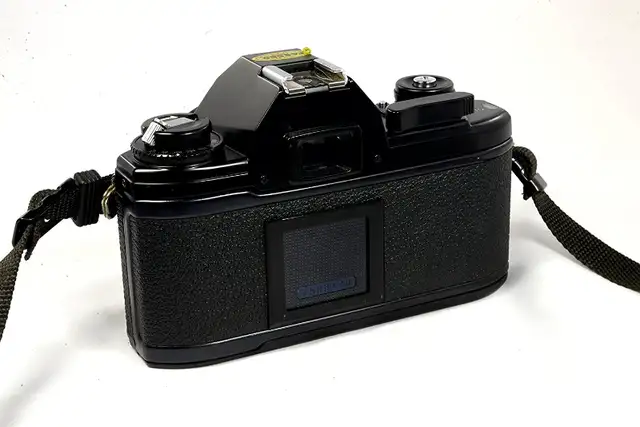 Nikon EM 35mm Film Camera with Nikon 50mm 1:1.8 Series E Lens in Cameras & Camcorders in Ottawa - Image 4