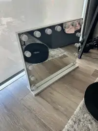 Vanity mirror with lights 