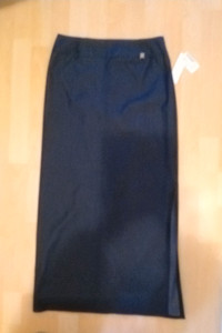 NEW Ladies dark denim skirt  size 7, Reitmans