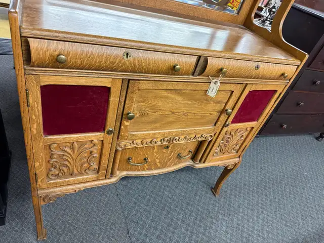 Beautiful solid oak one piece sideboard  in Hutches & Display Cabinets in Edmonton - Image 6