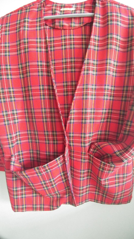 Veston à carreaux rouge de. style Ecossais pour femme. dans Femmes - Hauts et vêtements d'extérieur  à Lanaudière - Image 2