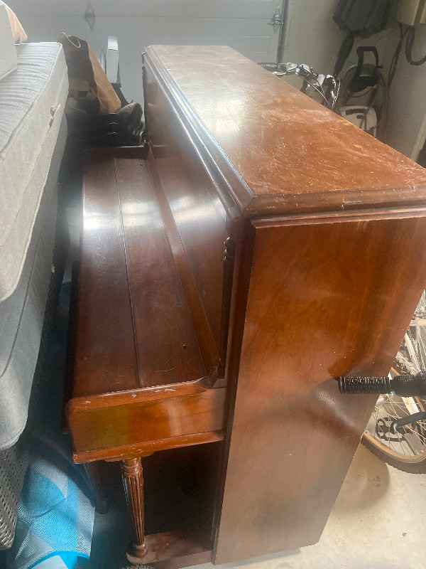 Upright piano. Good condition. Needs tuning. Free. in Pianos & Keyboards in Ottawa
