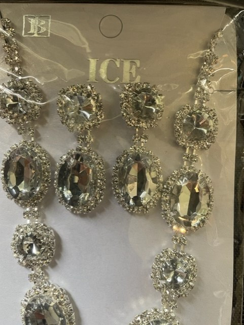 ***BRAND NEW***  - Silver Rhinestone Necklace & Earring Set in Jewellery & Watches in Burnaby/New Westminster - Image 2