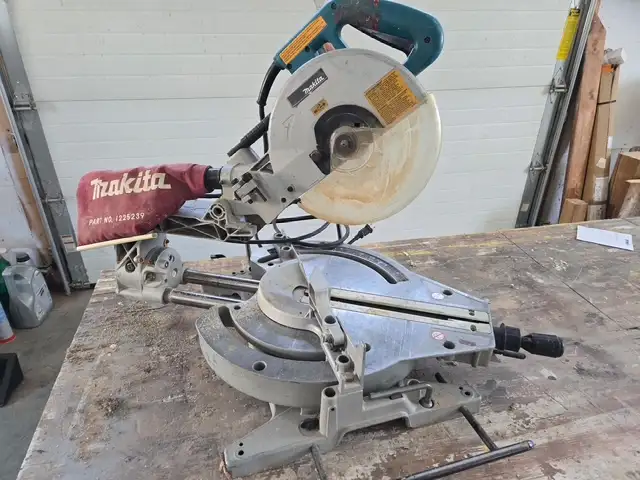 Makita sliding miter saw in Power Tools in Ottawa - Image 4