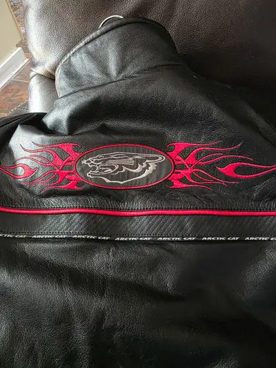 Excellent condition full leather ARCTIC CAT Snowmobile suit. Not a mark on it! Jacket is size XL BIB...