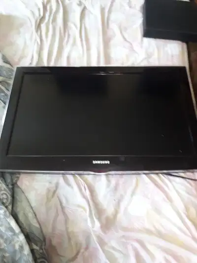 32" Samsung LCD HDTV #LN329450G1D, View more