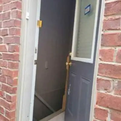 Basement Apartment 5min walking distance Ridgeway Plaza