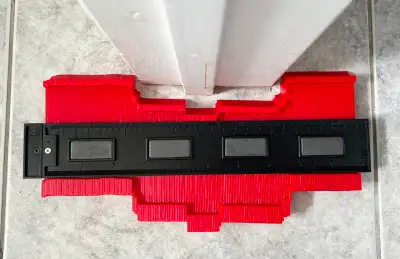 Gabarit idéal pour calquer des contours irréguliers et les tracer sur du bois ou du plancher flottan...