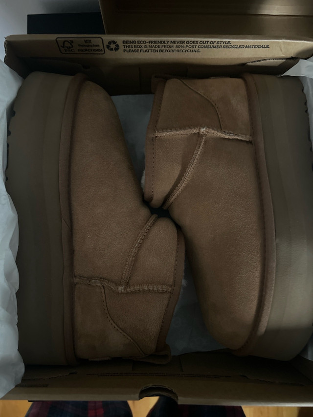Uggs boot dans Femmes - Chaussures  à Ville de Montréal - Image 2
