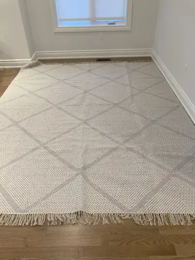 Brand new / never used hand-woven rug. Flatweave and made in India . Neutral colors. Item is still a...