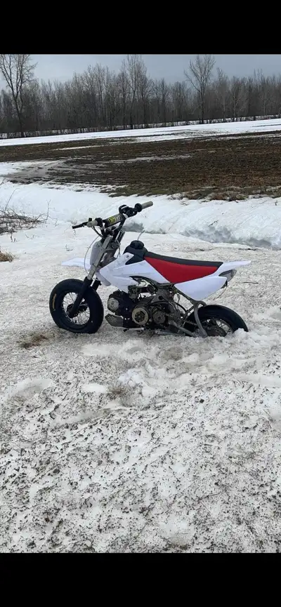 Pitbike 125cc fonctionnel. 1 autre pitbike 125cc en pièces Kit de roue super motard neuf avec pneux...