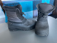 Size 7 Grey Wolf Winter boots 