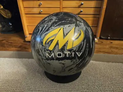 RARE Motiv Raptor Talon bowling ball in a very rare 14lbs! This ball is designed for performance and...