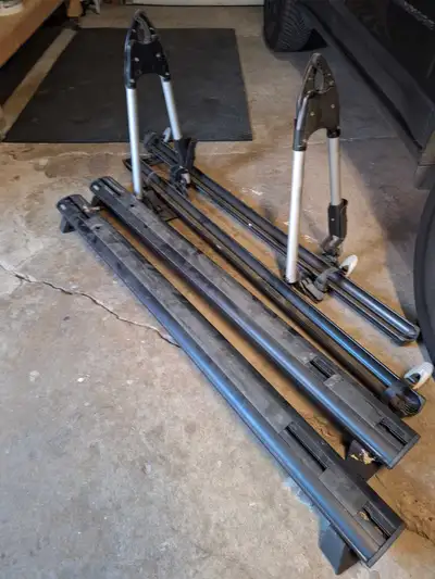 Jeep brand cross bars/roof rack for Jeep Commander and 2x Thule rack mount bike carriers. Excellent...