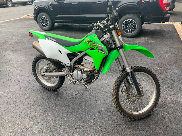 KLX 300R 2020 - Pratiquement neuve dans Hors route et motocross  à Longueuil/Rive Sud - Image 3