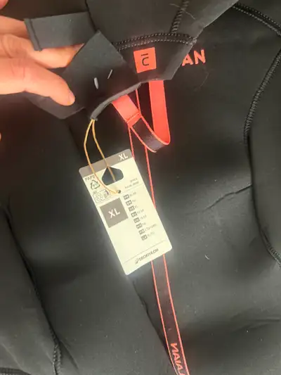 Combinaison éco responsable conçue pour la pratique du surf et bodyboard en eau froide, comprise ent...