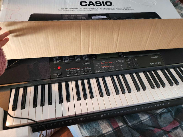 Piano casio  ct-x700 avec trepieds neuf dans Pianos et claviers  à Saguenay - Image 3