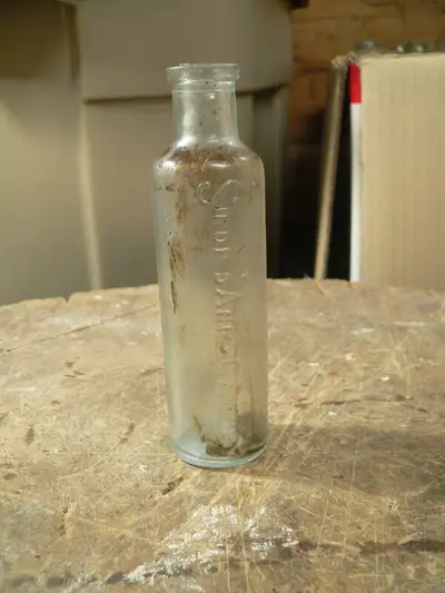 plusieurs bouteille antique a différents prix photo 1 et 2 bouteille antique Sirop d'anis gauvin # 8...