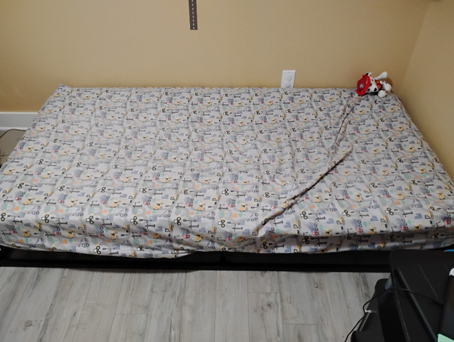 Twin metal floor bed frame - 6 inches dans Lits et matelas  à Ouest de l’Île - Image 3