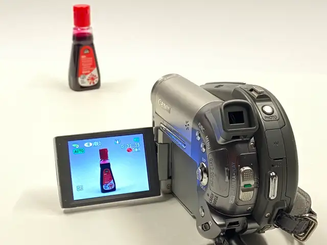 CANON DC10 Mini DVD Video Camcorder 10x Optical Zoom - Works in Cameras & Camcorders in Edmonton - Image 5