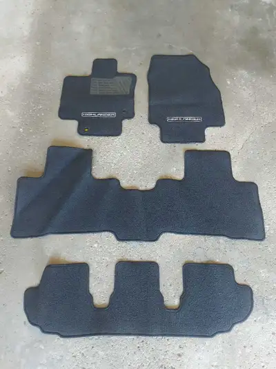Set of brand new Mats from a 2024 Toyota Highlander,will fit years 2020-2025,asking $125 OBO,plz cal...