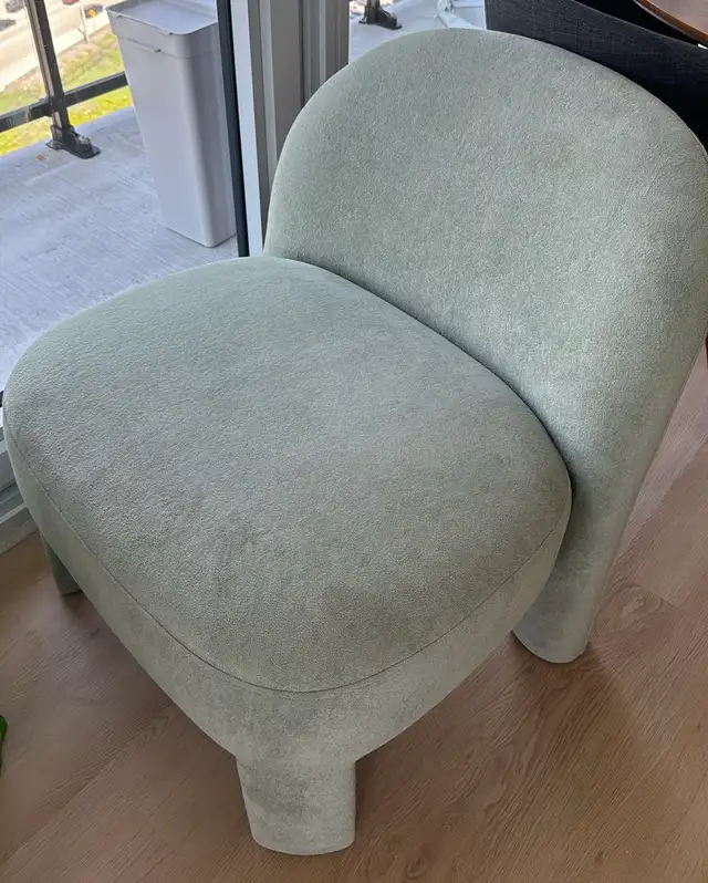 Accent chair in Chairs & Recliners in Ottawa - Image 2