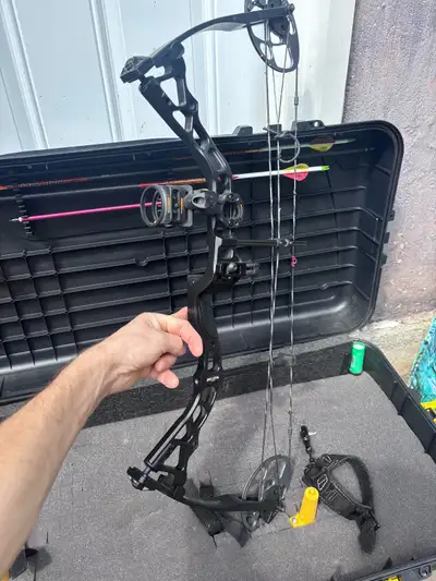 Diamond prisom left handed compound bow. Comes with: True fire release Bow 3 arrow 3 broad heads Cas...
