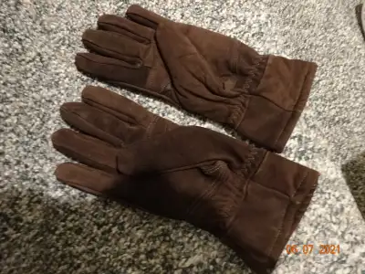 Lady gloves, all leather, fully tagged in all respects, new, thinsulate lining, suede, brown. by Pri...