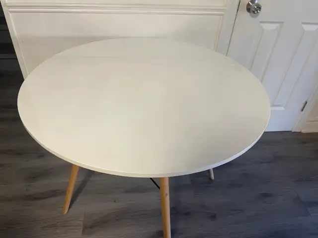 Structube Round Dining Table in Dining Tables & Sets in Mississauga / Peel Region - Image 5