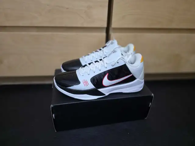Kobe 5 Bruce Lee Alt size 8 in Men's Shoes in Mississauga / Peel Region - Image 2