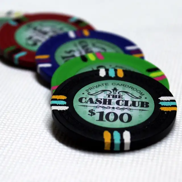 CASH CLUB POKER CHIP SET - CHIPS 1000 W/ CARRIER in Toys & Games in City of Toronto - Image 4