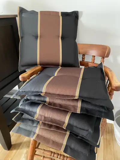 Ces coussins d'extérieur rayés noirs et bruns offrent un confort et un style supérieurs pour vos siè...