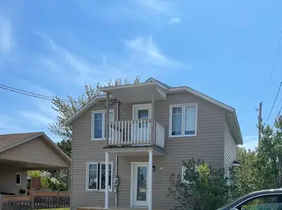 Maison à revenu Secteur Mistassini Potentiel de revenu: 15 600$ 4 chambres Grand terrain avec beauco...