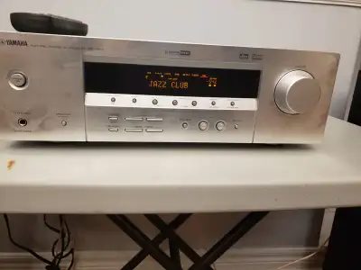 Amplificateur audio et vidéo Yamaha, le RXV-357 offre une réserve de puissance très confortable puis...