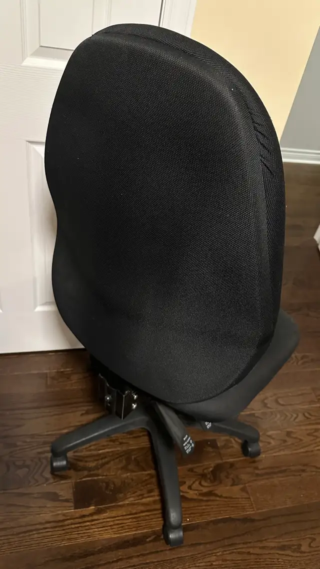 Big, sturdy office chair  in Chairs & Recliners in Markham / York Region - Image 4