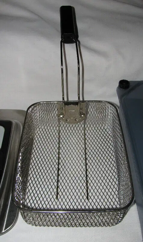 T-FAL Ultimate EZ Clean Deep Fryer Works Great in Microwaves & Cookers in Saint John - Image 8