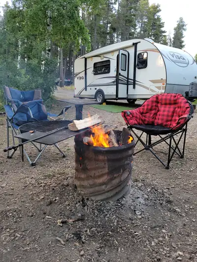 19', full sized fridge, stove, microwave, air conditioning, furnace, large bathroom, queen bed, powe...