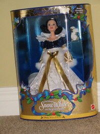 Snow White and the Seven Dwarfs Holiday Princess Doll MINT NRFB