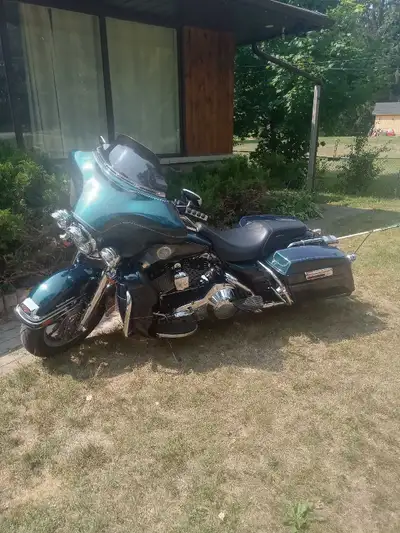 Selling a beautiful 2002 ultra classic, never dropped kept indoors all the time .mileage is low 30k...
