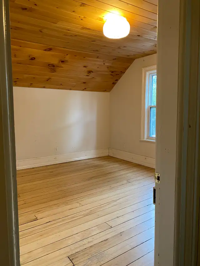 Spacious Room in Downtown Peterborough in Room Rentals & Roommates in Peterborough - Image 2