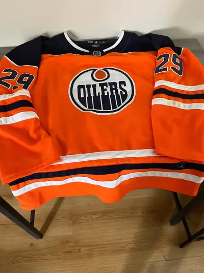 Draisaitl jersey in excellent condition and selling it for a good price anyone looking to support th...