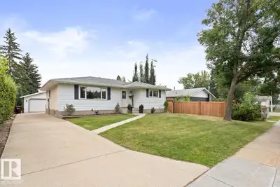 This 1 bedroom, 1 bath basement suite is in an excellent location: residing in a quiet neighborhood...