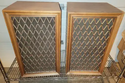 Pioneer cs A700 floor speaker. Desireable lattice front. Walnut boxes. Boxes show wear. Speaker them...