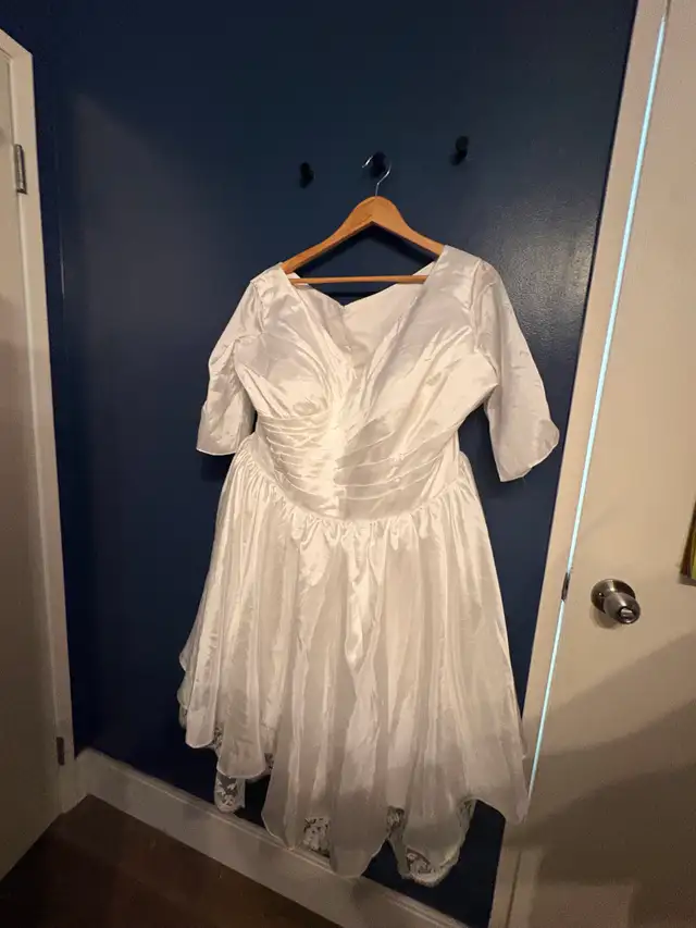White Tea-Length Wedding Dress (Size 26W) + Petticoat – New in Wedding in Edmonton - Image 4