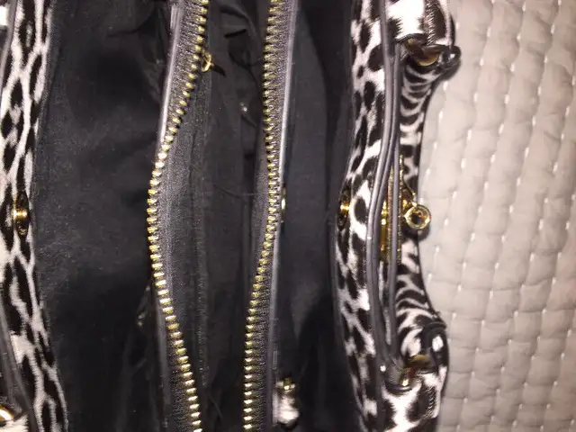 Bag Medium Animal Print Purse Gold New Never Used Woman's Carry in Women's - Bags & Wallets in Oakville / Halton Region - Image 5