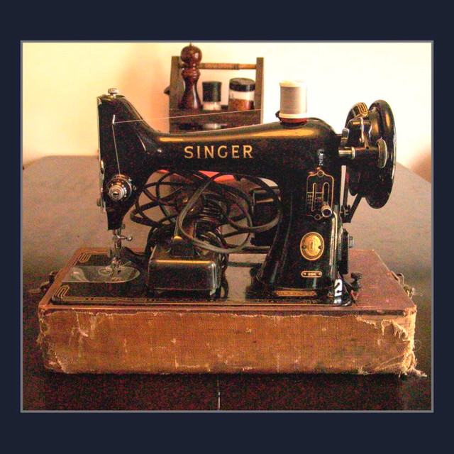 Singer Sewing Machine - Vintage in Hobbies & Crafts in Mississauga / Peel Region - Image 3