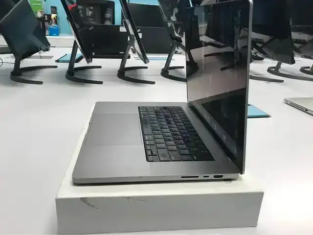 Apple Macbook Pro A2485 | 2021 | M1 Pro | 16" hot sale now in Laptops in Markham / York Region - Image 3